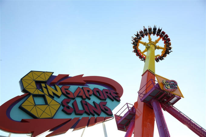 Sau những khoảnh khắc vui chơi cực đã, các bạn trẻ có thể thư giãn trong khuôn viên rợp mát cây xanh, dừng chân tại Không gian ẩm thực Ngũ hành (vừa mở cửa cuối tháng 4 vừa qua) thưởng thức tinh hoa ẩm thực 3 miền đặc trưng với hàng trăm món ăn ngon đúng điệu.