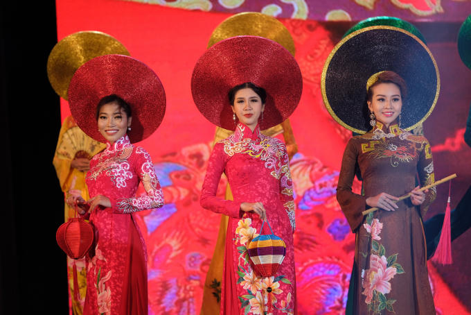 Không gian nơi đây, đất trời nơi đây, tâm tưởng của con người nơi đây - tất cả như lắng đọng lại, để hòa chung vào hơi thở của mùa Xuân. Thấp thoáng trong từng ngôi nhà, từng góc phố nơi đây bóng dáng chiếc áo dài mềm mại nhiều họa tiết như điểm tô cho cuộc sống đầy tươi đẹp phía trước.