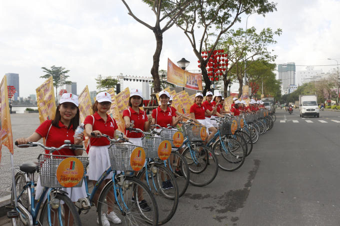 Chương trình bắn pháo hoa và biểu diễn nghệ thuật hấp dẫn tại bờ Đông cầu Rồng.