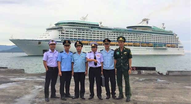 Cảng vụ Hàng hải Thừa Thiên Huế và lực lượng liên ngành làm thủ tục nhập cảnh cho tàu du lịch quốc tế vào Cảng Chân Mây.