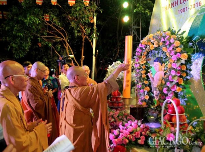 Hòa thượng chứng minh là lễ tắm Phật.
