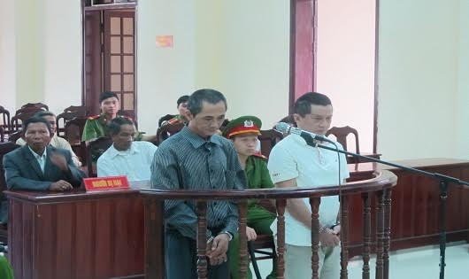 Vũ Văn Nghĩa (áo sơ mi đen) và Trần Quốc Hùng trước vành móng ngựa.
