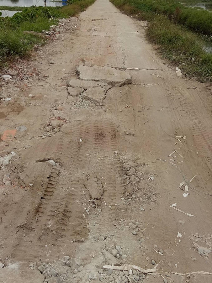 Đường bị vỡ.