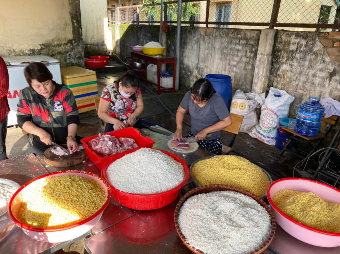 Người dân địa phương chăm chút cho công đoạn chuẩn bị nhân bánh