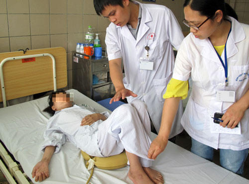 Bệnh nhân liệt người, không thể tự ngồi hay nghiêng được. Ảnh: N.P.