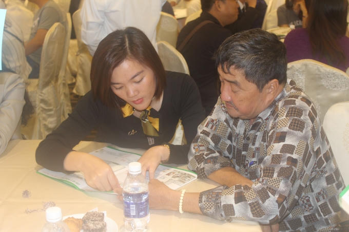 Nhân viên của dư án tư vấn cho khách hàng tại buổi lễ công bố.