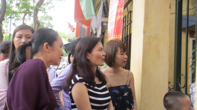 Phụ huynh đứng ngoài chờ đợi giây phút các con bước ra từ phòng thi với vẻ mặt lo âu. (ảnh: Thu Hường)