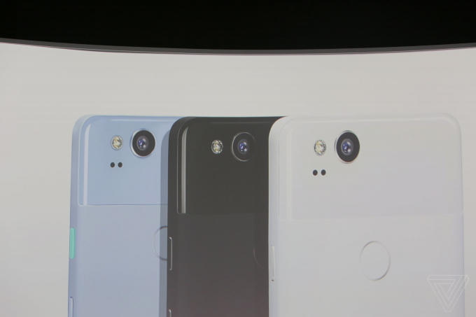 Google Pixel 2 cơ bản sẽ có viền màn hình dày hơn. Sản phẩm cũng được tích hợp hệ thống loa kép stereo ở phía trước. Các thông số màn hình vẫn không thay đổi, với tấm nền OLED 5 inch, độ phân giải 1080p.