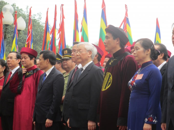 Sau khi dâng hương tại Điện Kính Thiên và Đền Giếng, các lãnh đạo Đảng và Nhà nước cùng lãnh đạo tỉnh Phú Thọ, lãnh đạo 3 tỉnh tham gia góp giỗ đặt vòng hoa, thắp hương tại Lăng Hùng Vương, thành kính tưởng niệm Chủ tịch Hồ Chí Minh và các chiến sĩ đã hy sinh vì Tổ quốc bên bức phù điêu có hình tượng Bác Hồ nói chuyện với cán bộ, chiến sĩ Đại đoàn quân Tiên Phong tại ngã năm Đền Giếng. (Ảnh: Thu Hường).