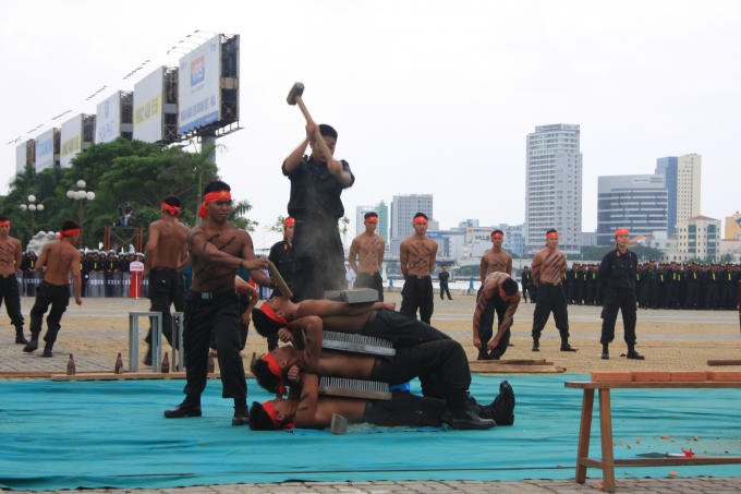 Màn khí công nằm trên bàn đinh, đập khối bê tông ấn tượng.