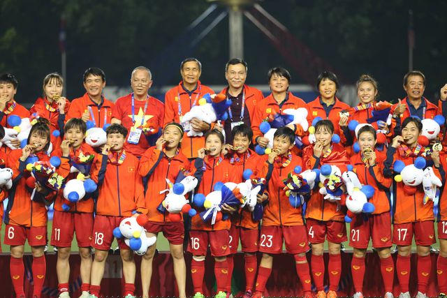Bóng đá Việt Nam tại SEA Games thành công lớn với việc gom thâu cả HLV bóng đá nam lẫn HCV bóng đá nữ (ảnh: An An).