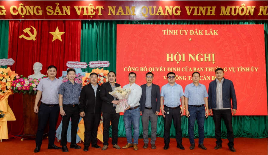Đại diện các ban, ngành, cơ quan chụp hình lưu niệm, chúc mừng đồng chí Niê K’Nơng Y Sơn được Ban Thường vụ Tỉnh ủy tin tưởng giao nhiệm vụ Phó Bí thư Đảng ủy xã Dray Bhăng, nhiệm kỳ 2025 – 2030.