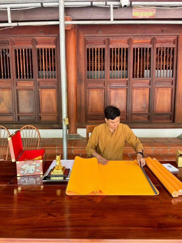 Thủ nhang Võ Tùng Lâm chuẩn bị sớ tại Đền Trung.