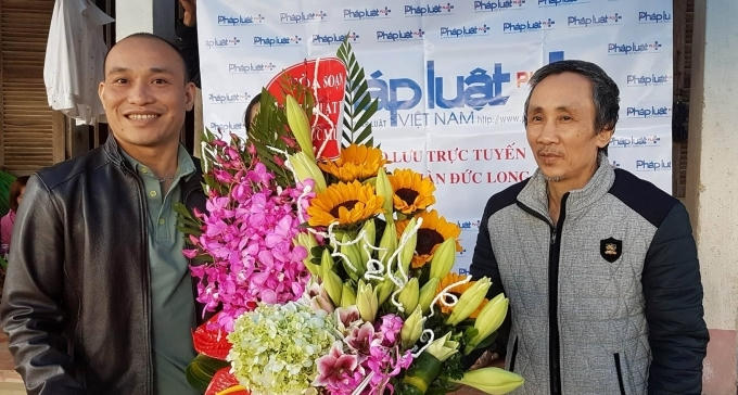 Nhà báo Phạm Quốc Cường đến chúc mừng ông Hàn Đức Long sau ngày ông được đoàn tụ cùng gia đình.