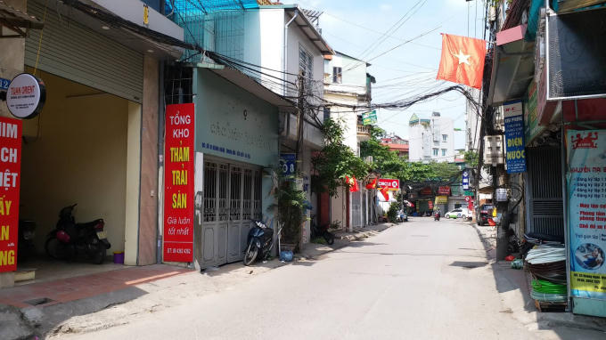 Ngã ba đường Hoàng Ngân, Quan Nhân vốn nhộn nhịp bởi khu Chợ 53 nay cũng vắng lặng.