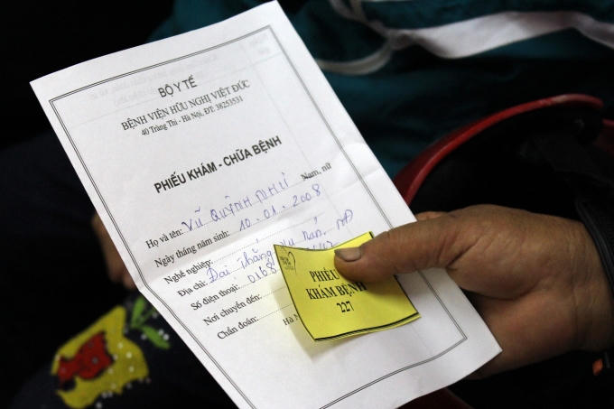 Có nhiều phòng khám nhưng vì số lượng quá đông nên nhiều người đến trưa mới tới lượt. (Ảnh: Đức Biên).