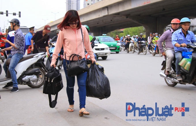 Hàng vạn người ùn ùn đổ về Thủ đô sau kỳ nghỉ lễ