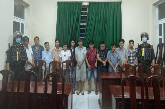 Các đối tượng bị bắt quả tang đánh bạc dưới hình thức đá gà ăn tiền. (Ảnh: Công an Đồng Nai)