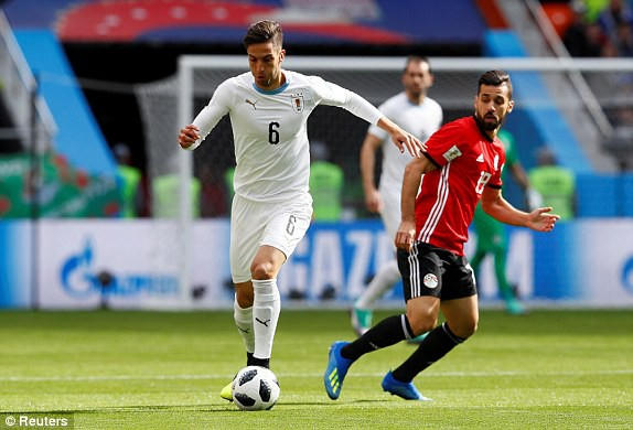 Cầu thủ Rodrigo Bentancur (trái, Uruguay) đi bóng trước sự theo dõi của Abdallah Said (phải, Ai Cập). Ảnh: Reuters