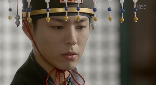 Đến ngày Quốc hôn, dù khoác lên mình bộ trang phục tân lang, song tâm trí Lee Young chỉ nghĩ tới Ra On, bao ký ức đẹp đẽ hiện hữu.