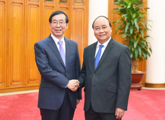 Đặc phái viên Park Won Soon chuyển nguyện vọng của doanh nghiệp Hàn Quốc về việc tìm hiểu, đầu tư vào dự án đường sắt đô thị tại TPHCM.  (Ảnh: VGP/Quang Hiếu)