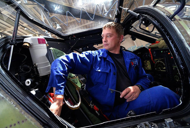 Trực thăng Cá sấu Ka-52 được thiết kế dành cho phi hành đoàn gồm 2 người ngồi cạnh nhau, nhờ đó các phi công có thể phối hợp tác chiến tốt hơn trong điều kiện thực tế.