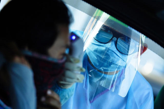 Vì không có biểu hiện nên người bệnh không biết mình đã mắc bệnh, dễ dẫn đến tâm lý chủ quan, không chấp hành nghiêm các phương pháp phòng dịch