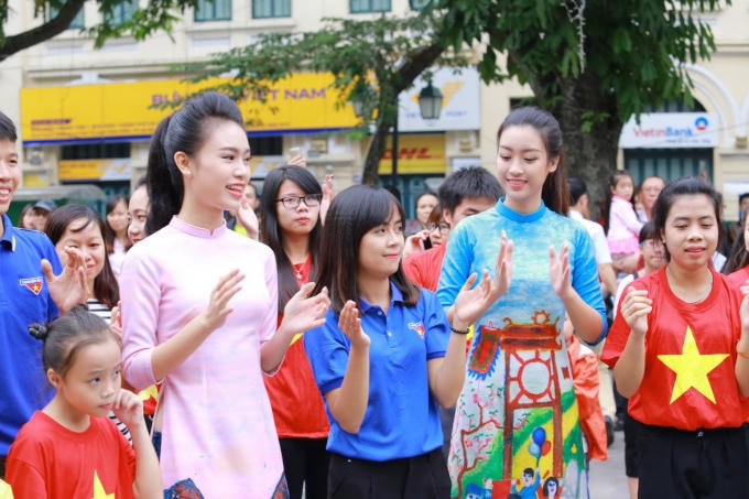 D&agrave;n Hoa hậu, &Aacute; hậu c&ugrave;ng nhảy flashmob g&acirc;y &lsquo;n&aacute;o loạn&rsquo; Hồ Gươm s&aacute;ng sớm
