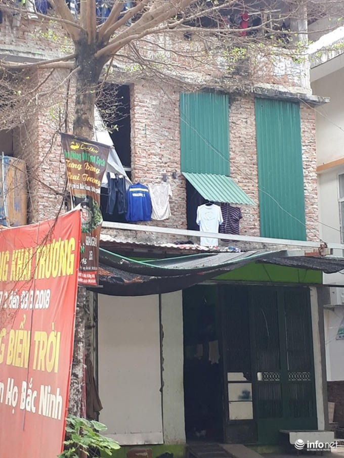 Cửa được che chắn bằng những miếng tôn tạm bợ, quần áo phơi chằng chịt... khiến cảnh tượng khu vực nhà tiền tỷ này giống như những khu ổ chuột, rẻ tiền.