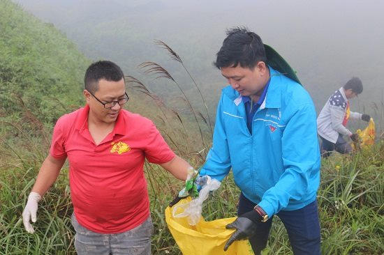 Quảng Ninh: Đo&agrave;n vi&ecirc;n thanh ni&ecirc;n huyện B&igrave;nh Li&ecirc;u chung tay bảo vệ v&agrave; n&acirc;ng cao chất lượng m&ocirc;i trường tự nhi&ecirc;n