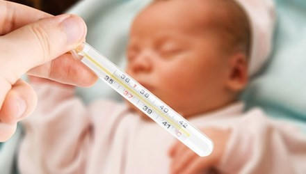 Hạ sốt bằng rượu hay cồn cho trẻ sẽ gây phản tác dụng, ảnh hưởng lớn tới trẻ. Ảnh: minh họa