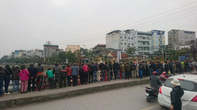 Có rất đông người dân theo dõi, khiến giao thông ùn ứ.