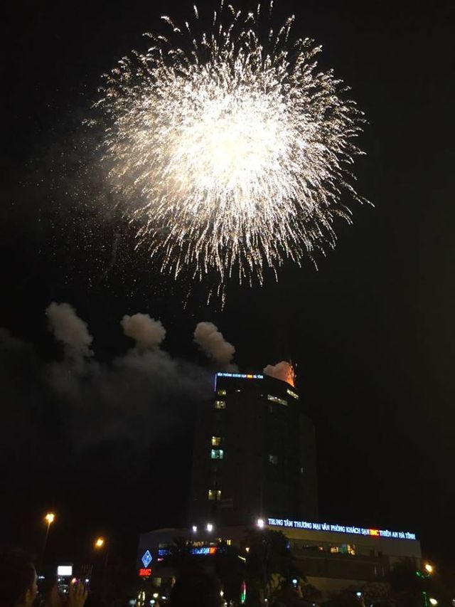 Màn bắn pháo hoa rực rỡ mừng TP Hà Tĩnh lên đô thị loại II