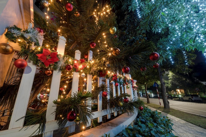 Cư d&acirc;n Vinhomes Riverside tất bật trang ho&agrave;ng nh&agrave; cửa đ&oacute;n Gi&aacute;ng Sinh