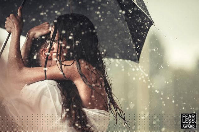 Nhiếp ảnh gia Mike Shpenyk chụp bức ảnh này trong năm 2016. Một phần bức ảnh bị mờ đi bởi những giọt nước trên khung hình. Cặp đôi đang ôm nhau đầy hạnh phục dưới ô.