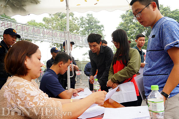 Khi đã qua được cổng kiểm soát, người nhận vé lần lượt trình giấy tờ tuỳ thân và giấy uỷ quyền nhận vé, rồi tiếp tục đợi được gọi tên nhận vé.