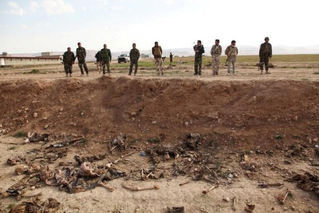 Một ngôi mộ tập thể được phát hiện gần thị trấn Sinjar 3/2/2015. (Ảnh: Reuters).