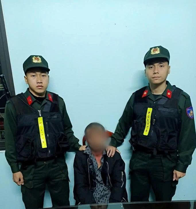 Đối tượng Phạm Đức Nguyên bị lực lượng Cảnh sát cơ động kiểm tra tại phường Cao Xanh, TP. Hạ Long.