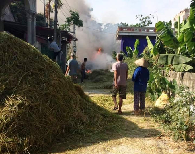 Khói bay mù mịt xung quanh làm người dân không thể đến gần để dập lửa.