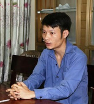 Đối tượng Nguyễn Đình Tiến tại cơ quan công an đã cúi đầu khai nhận hành vi phạm tội của mình.