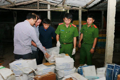 Lực lượng công an đã phát hiện và thu giữ 2 tấn thực phẩm hôi thối. (Ảnh: Infornet)
