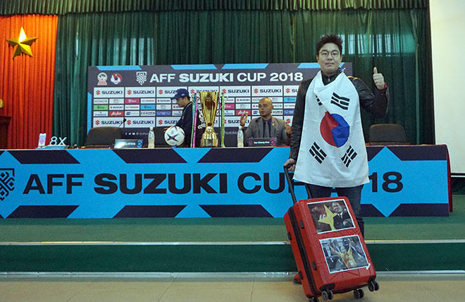 Bình luận viên Lee Jae Hyung với chiếc vali dán ảnh HLV Park Hang Seo.