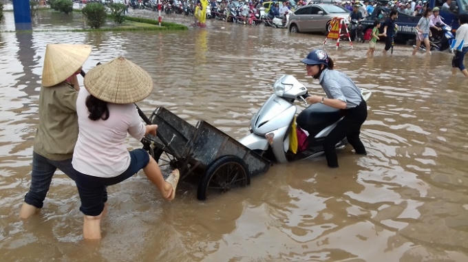 Hà Nội: Ô tô, xe máy la liệt
