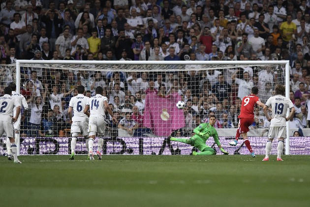 Lewandowski mở tỉ số cho Bayern trên chấm phạt đền.