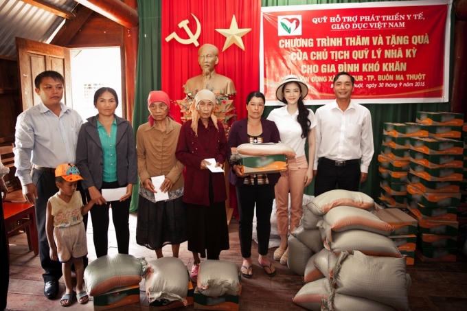 Trao tặng quà cho gia đình khó khăn ở Buôn Mê Thuột.