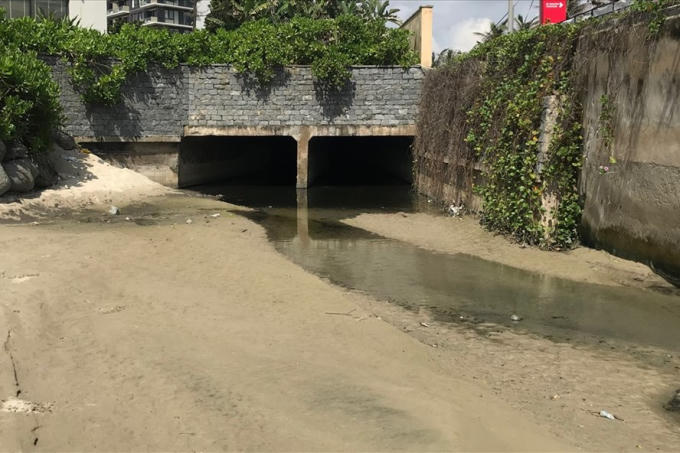 Một cống xả thải ở ven biển Đà Nẵng.