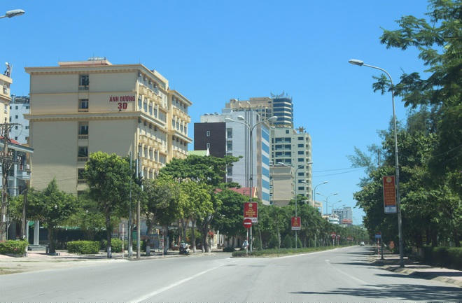 Đường phố thị xã Cửa Lò vắng ngắt sau khi tạm dừng các dịch vụ không thiết yếu.