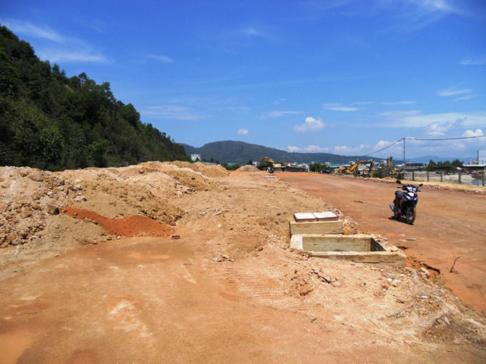 Khu QHDC dọc đường Hoa Lư nối dài còn ngổn ngang, chưa có mặt bằng và các hạ tầng thiết yếu.