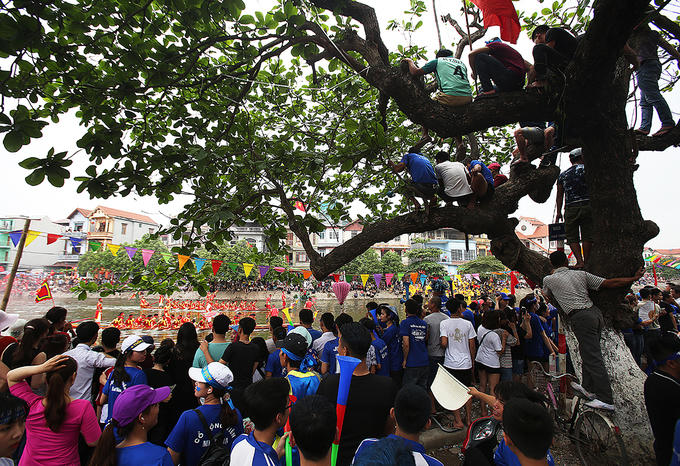 Khán giả đứng, ngồi đông đúc hai bên bờ sông Pheo khoảng 2km để theo dõi cuộc đua.