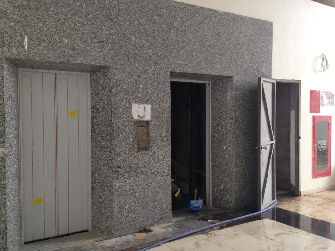 Cặp thang máy này vẫn đang quá trình lắp đặt (thuộc block B của dự án).